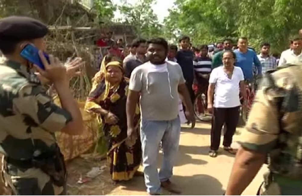 तोड़फोड़ व मारपीट के बीच सुबह 11 बजे तक बंगाल में 29 व असम में 21 प्रतिशत मतदान तोड़फोड़ व मारपीट के बीच सुबह 11 बजे तक बंगाल में 29 व असम में 21 प्रतिशत मतदान